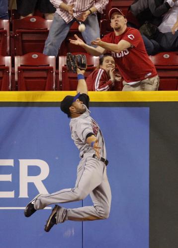 New York Mets center fielder Angel Pagan (16) can's make the catch on a home run ball off the bat of Cincinnati Reds' Scott Rolen (27) during the eighth inning of play in their MLB National League baseball game at Great American Ball Park in Cincinnati