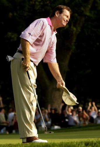 TOM WATSON BOWS TO CROWD AFTER BIRDIE IN US OPEN FIRST ROUND